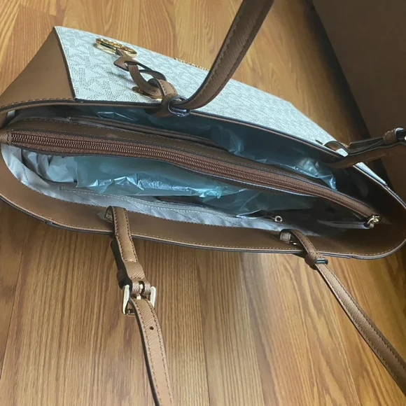 NWT Michael Kors Signature Logo Purse